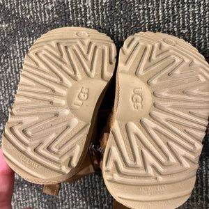 Size 6 infant/toddler pre lived Ugg booties.